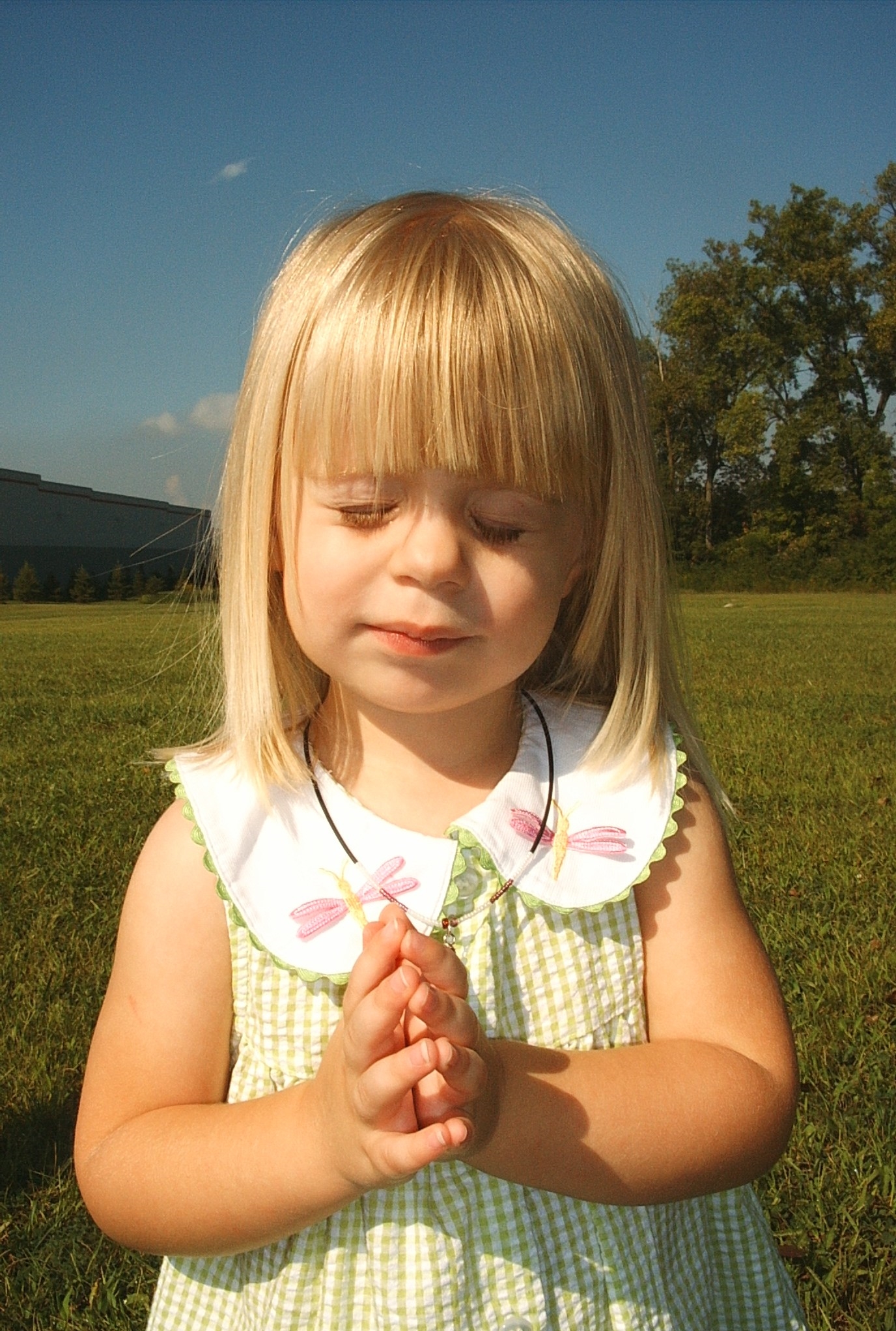 little girl praying