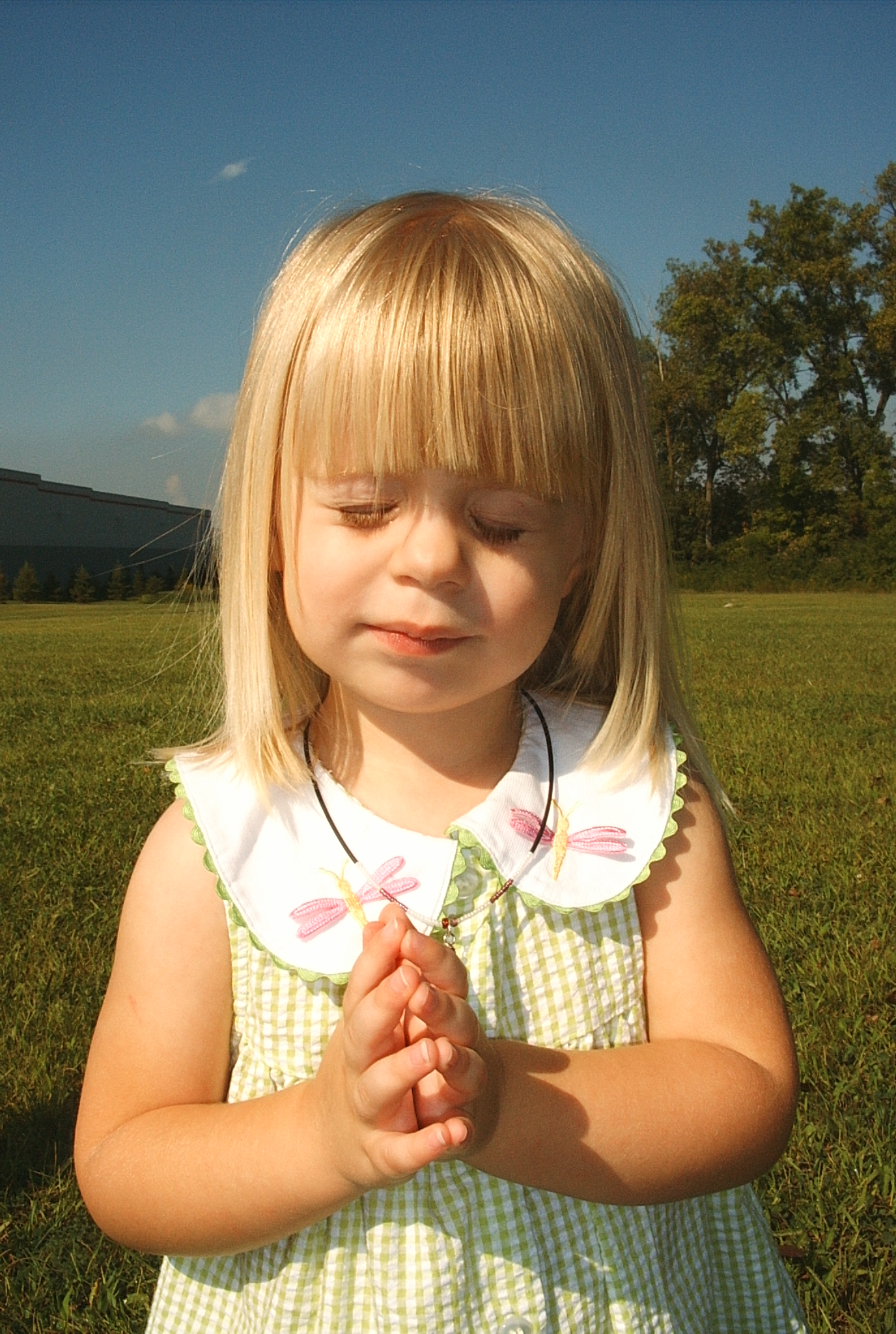little girl praying